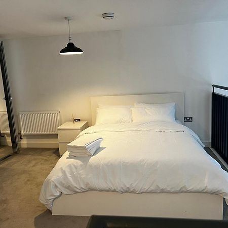 Luxurious 1-Bedroom With Parking Бирмингам Екстериор снимка