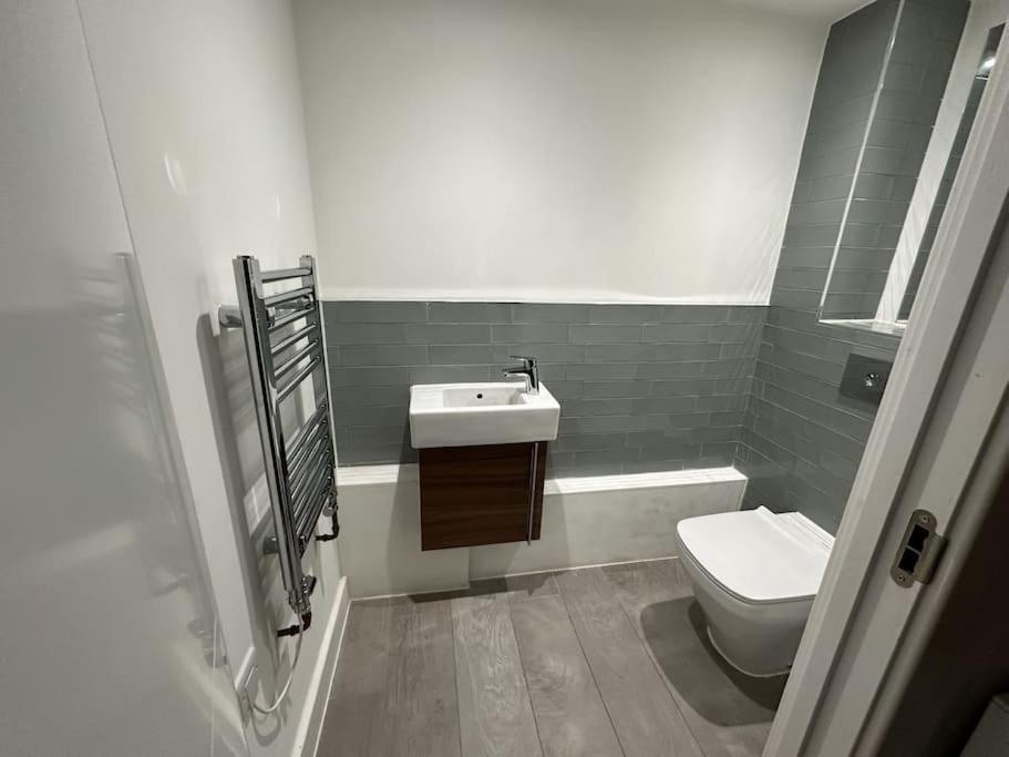 Luxurious 1-Bedroom With Parking Бирмингам Екстериор снимка