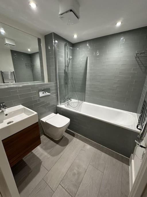 Luxurious 1-Bedroom With Parking Бирмингам Екстериор снимка
