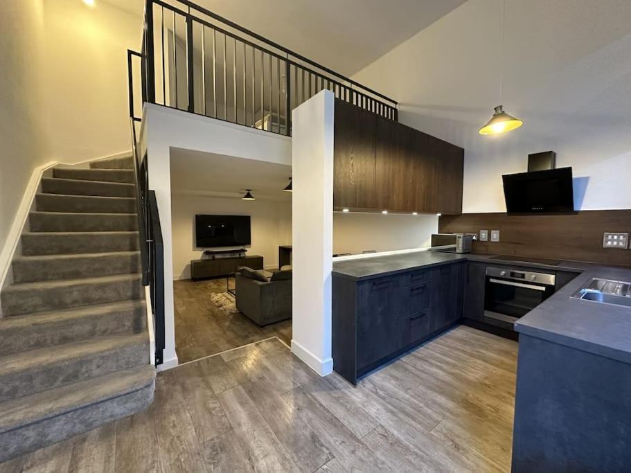 Luxurious 1-Bedroom With Parking Бирмингам Екстериор снимка