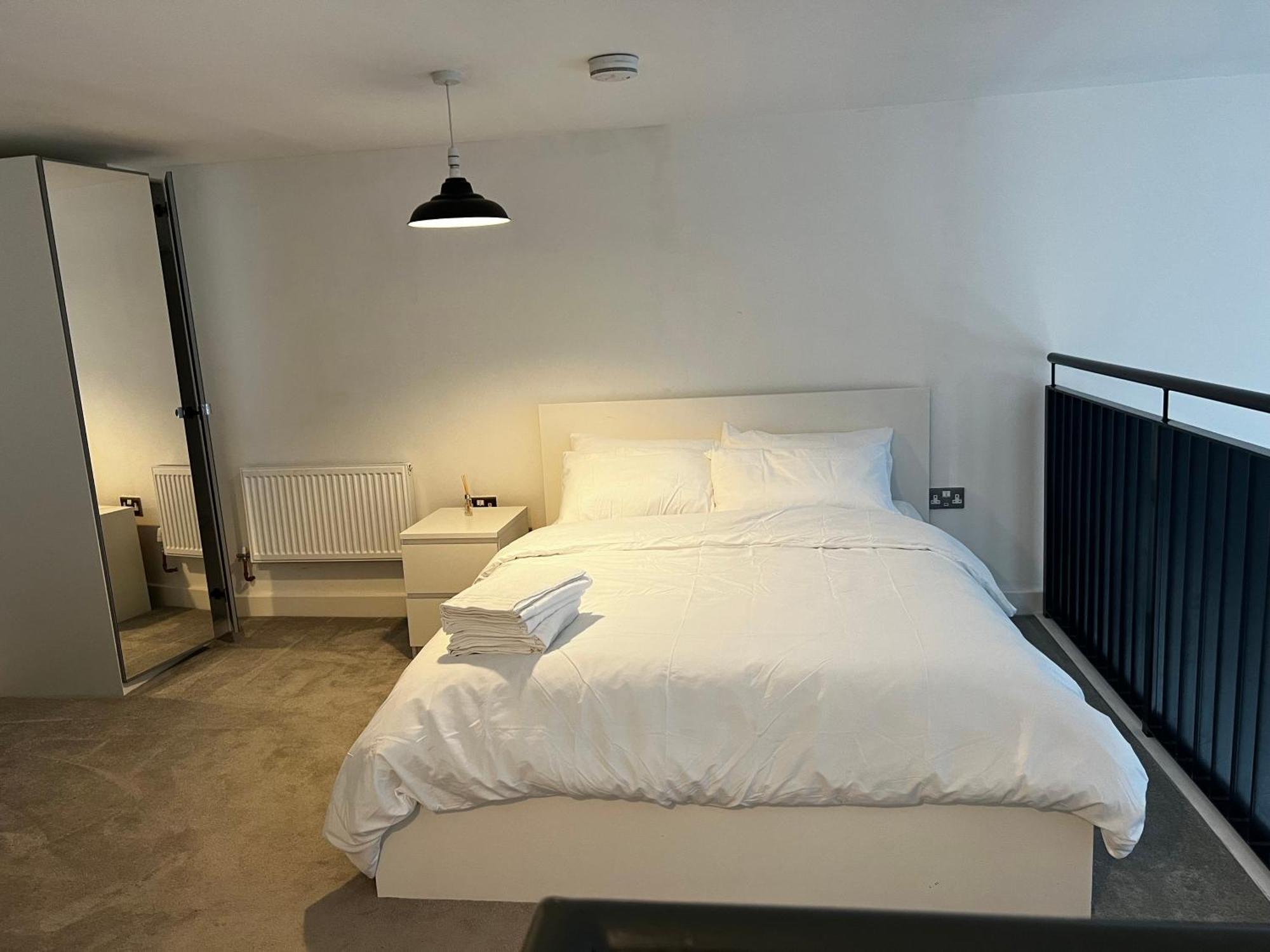 Luxurious 1-Bedroom With Parking Бирмингам Екстериор снимка