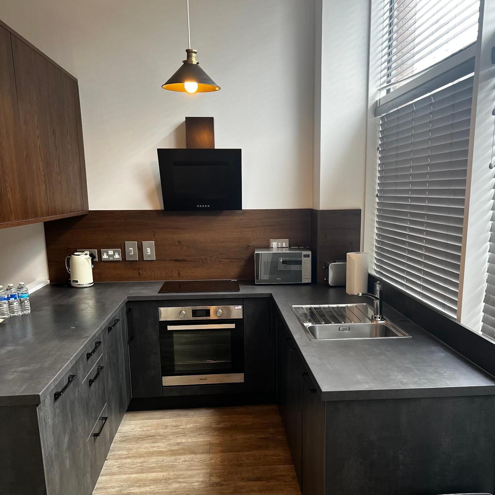 Luxurious 1-Bedroom With Parking Бирмингам Екстериор снимка