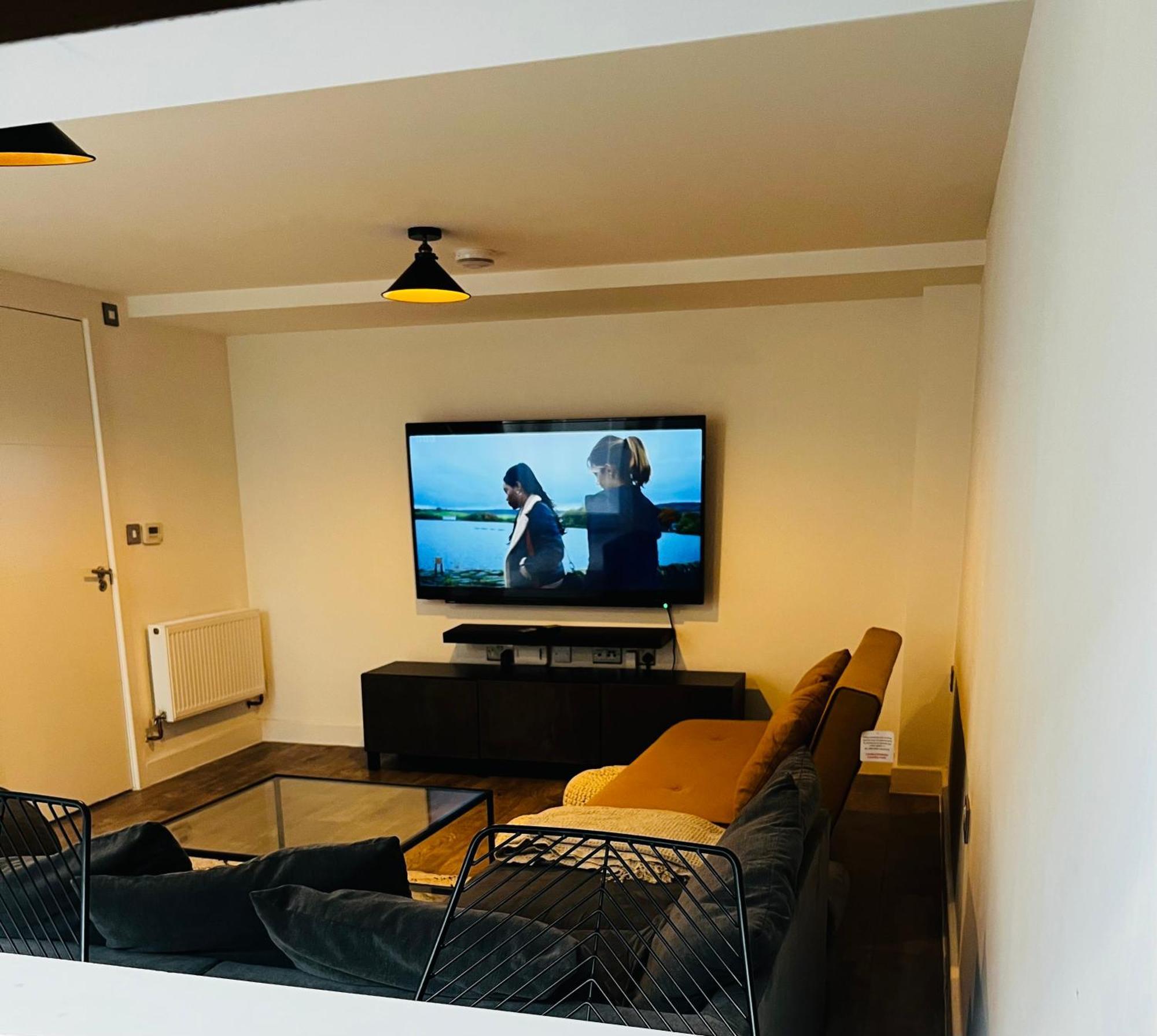 Luxurious 1-Bedroom With Parking Бирмингам Екстериор снимка